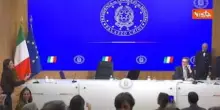 La premier Meloni lascia la conferenza sulla manovra e saluta Giorgetti: "In bocca al lupo"