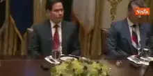 Peter Hegseth (Segr. Guerra Usa) con cravatta simile a bandiera Russia all'incontro Trump-Zelensky