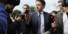 Ennesima figuraccia di Conte: accusa la premier di fuggire. Ma Meloni era andata ai funerali dei carabinieri uccisi...