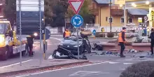 Tragedia ad Asiago: auto contro una fontana, morti tre ragazzi. Come stanno gli altri