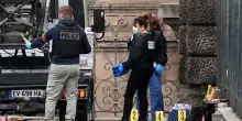 Il colpo al Louvre in 4 minuti. Ecco cosa hanno fatto i ladri, travestiti da operai