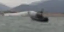Aereo cargo precipita in mare a Hong Kong, due morti