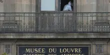 “Sicurezza colabrodo da un secolo”. Lo storico stronca il Louvre dopo il furto del secolo