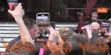 Jennifer Lawrence accolta dai fan sul red carpet della mostra del Cinema di Roma