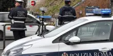 Ambulanti abusivi vendevano immagini sacre ai pellegrini davanti San Pietro