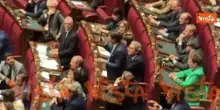 Conte in Aula regala alla premier libro M5s con dedica "Governo Meloni 3 anni di tasse"
