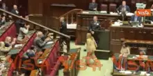 Meloni saluta con la mano uscendo dall'Aula della camera dopo informativa su Consiglio Ue