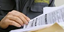 Truffa 112 clienti e compra 23 immobili e auto di lusso. Arrestata consulente bancaria