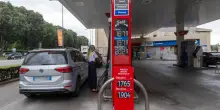 Continuano a scendere le medie di benzina e diesel. Ma il rialzo dei prodotti raffinati spaventa
