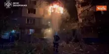 Guerra Ucraina, palazzi in fiamme dopo impatto di un drone russo a Kharkiv. Colpito anche un asilo