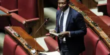 Soumahoro boccia la linea della sinistra sui migranti: "Per capirla deve uscire dalle Ztl"