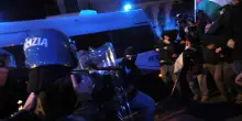 Violenti in piazza, scontri con la polizia. Salvini: "Pro Pal? No, pro caos"