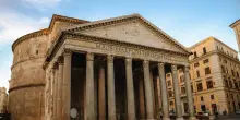 Tragedia al Pantheon, turista precipita da 7 metri e muore: le indagini