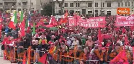 "Democrazia al lavoro", il corteo della Cgil a Roma, i manifestanti riempiono Piazza San Giovanni