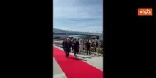 Trump in Malesia balla e sventola le bandiere all'arrivo all'aeroporto di Kuala Lumpur
