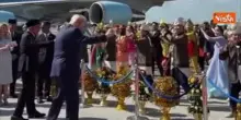 Trump balla all'aeroporto di Kuala Lumpur con ballerini tradizionali al suo arrivo in Malesia