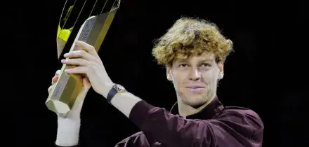 Sinner torna campione a Vienna, battuto Zverev in rimonta