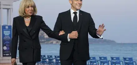 “È un uomo”. Maxi-processo a Parigi per cyberbullismo contro Brigitte Macron