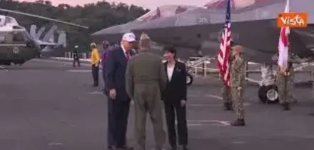 Trump con berretto Usa arriva con la premier giapponese Sanae Takaichi alla base navale di Yokosuka