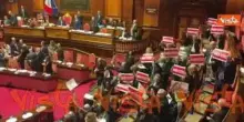“No ai pieni poteri”, opposizione protesta in Aula con i cartelli dopo il voto su Riforma giustizia