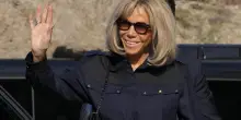Francia, “Brigitte Macron è un uomo”: a processo dieci persone