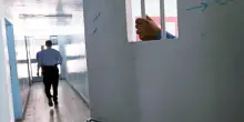 Prato, droga e cellulari in carcere: indagati agenti e detenuti