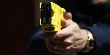 Olbia, 57enne morto dopo essere stato colpito con taser: pm aprono inchiesta, ci sarà autopsia