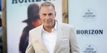 Kevin Costner denunciato da una stunt per una scena di stupro non prevista