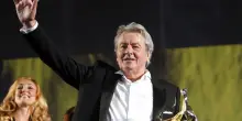 Alain Delon, il terzo figlio denuncia i fratelli per l’eredità