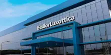 EssilorLuxottica rileva Automation & Robotics per crescita nel settore oftalmico