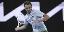 Us Open 2025, fotografo entra in campo e Medvedev protesta. Partita interrotta ma poi vince Bonzi