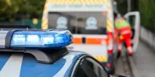 Milano, 20enne a bordo di un monopattino si scontra con un’auto e muore