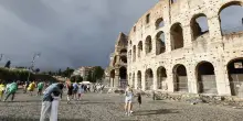 Roma, guida turistica muore durante visita al Colosseo. Sindacati: “Non doveva riaprire subito”
