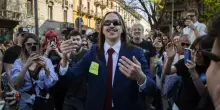 Tommy Cash a Milano col suo ‘Espresso Macchiato’: distribuisce caffè e volantini