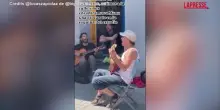 Manu Chao, esibizione in strada a sorpresa durante il blackout in Spagna