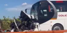 Filippine, bus travolge auto in coda al casello: 10 morti