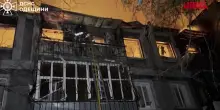 Ucraina, attacco con droni russi su Odessa: i soccorsi tra le macerie