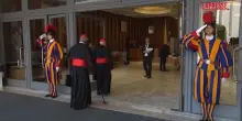 Conclave, l’arrivo dei cardinali in Vaticano