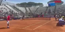 Roma, Paolo Bonolis gioca a tennis in coppia con Flavio Cobolli