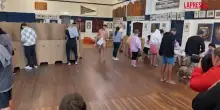 Australia, voto al via: elettori alle urne in costume da bagno