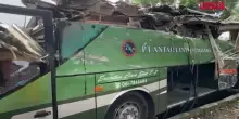 Indonesia, bus si ribalta in discesa: 12 morti e 23 feriti