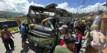 Indonesia, cedono i freni e un bus si ribalta: 12 morti