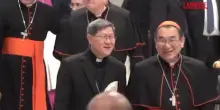 Conclave, l’arrivo dei cardinali in San Pietro: sfilano Pizzaballa, Zuppi e Tagle