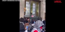 Columbia University, gli scontri nella biblioteca e gli arresti della polizia