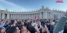 Papa Leone XIV, la folla canta cori: “Leone, Leone, Leone”
