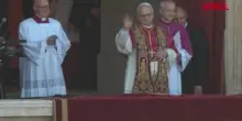 Papa Leone XIV, Prevost commosso si affaccia tra gli applausi