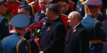 Russia, Putin depone una corona di fiori al Cremlino nel Giorno della Vittoria