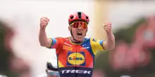 Giro d’Italia 2025, Pedersen vince prima tappa Durazzo-Tirana: è maglia rosa