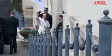 Papa Leone XIV saluta prima di entrare a Santa Marta