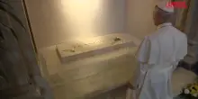 Papa Leone XIV lascia una rosa bianca sulla tomba di Francesco